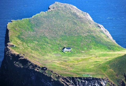 Sự thật về ‘ngôi nhà cô độc’ bí ẩn nhất thế giới, nằm trơ trọi giữa hòn đảo hoang đẹp như tiên cảnh