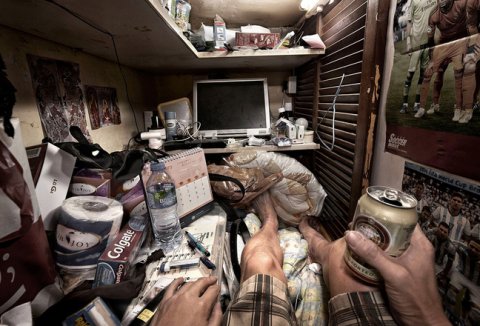 Bộ ảnh hiếm về những căn hộ siêu nhỏ ở Hong Kong, được ví như những "cỗ quan tài"