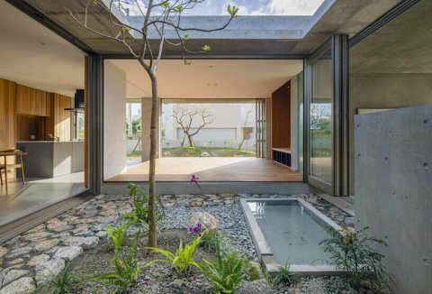House in Nakagusuku thiết kế sân vườn và lớp “vỏ” bê tông vững chãi để chống lại thời tiết xấu
