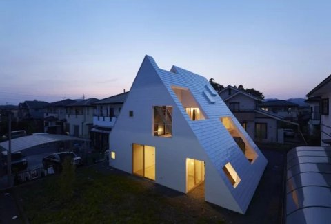  Ngôi nhà hình tam giác có thừa ánh sáng tự nhiên ở Nhật