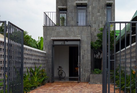 Nhà có hai khối kết nối nhau bằng cầu thép
