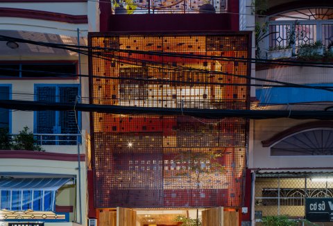 Nhà có mái bậc thang, bọc vỏ thép 190 m2 ở Bình Tân tặng mẹ sau 30 năm bà ở căn nhà cũ