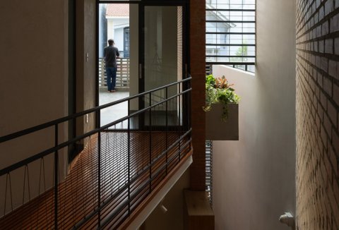 Nhà cuối hẻm thoáng mát nhờ ô lấy sáng trên tường, mái