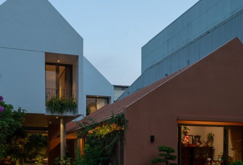 Nhà hai khối cũ và mới kết nối bằng hàng hiên