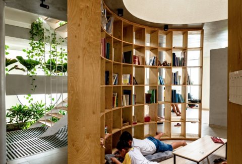 Thư viện và giếng trời được nối liền nhau trong biệt thự 700 m2