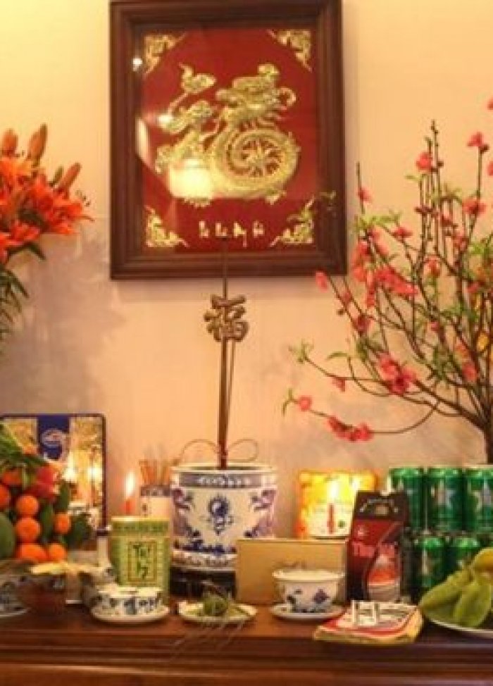 Tân trang bàn thờ gia tiên ngày Tết (1): Giữ lại hay tỉa chân hương cho có lộc?