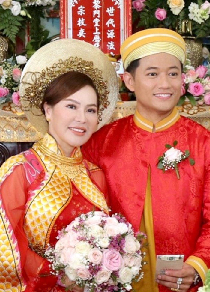Biệt thự của Quý Bình và vợ đại gia: Tứ bề ngập sắc hoa