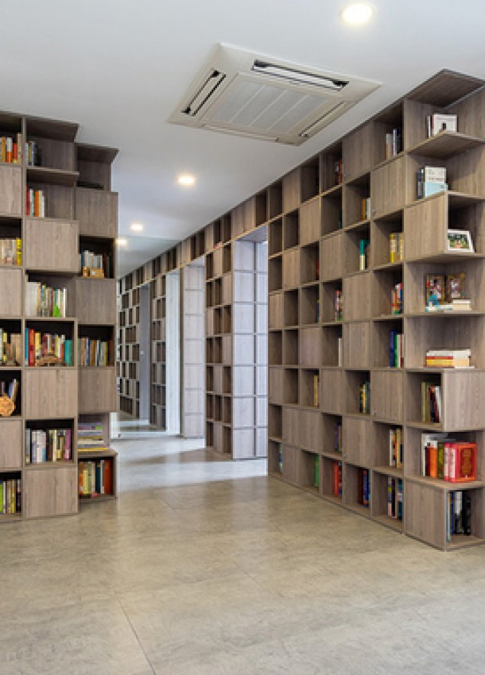 Những bức tường sách khổng lồ trong căn nhà Sài Gòn 110m²