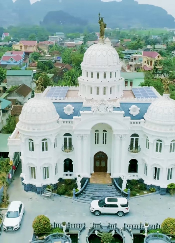 Bên trong dinh thự Thanh Hóa có nội thất mạ vàng