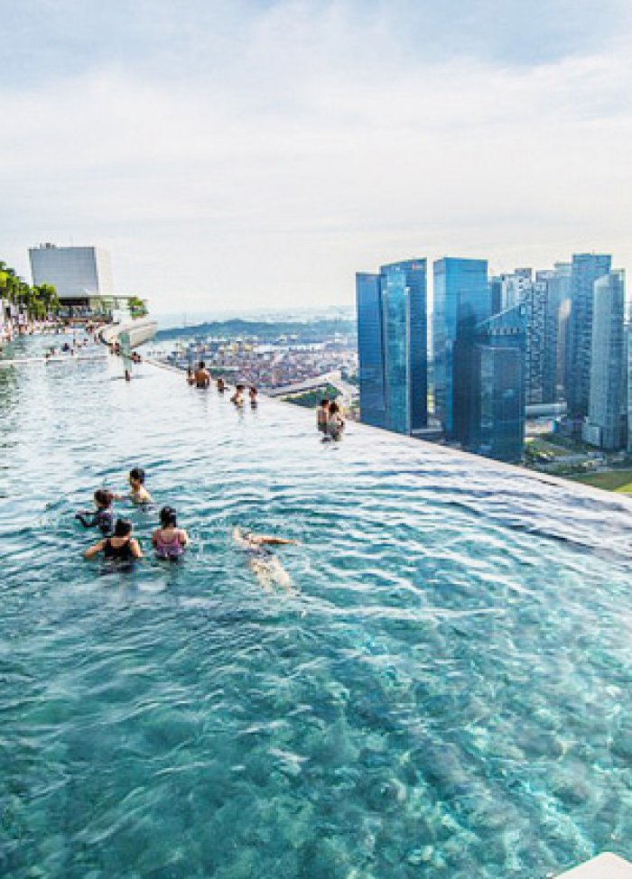 Choáng ngợp với khung cảnh từ hồ bơi trên không dài nhất thế giới ở Singapore