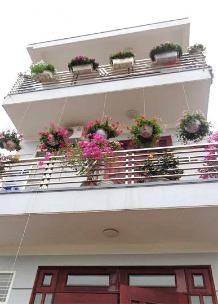 Ngôi nhà ba tầng lãng mạn với hoa nở quanh năm