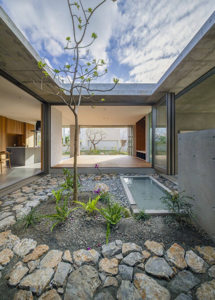 House in Nakagusuku thiết kế sân vườn và lớp “vỏ” bê tông vững chãi để chống lại thời tiết xấu