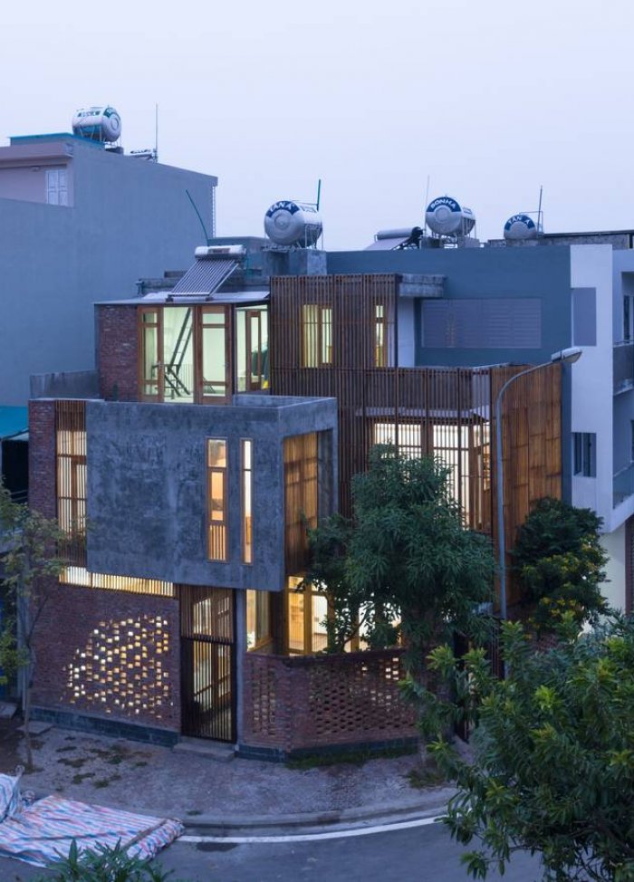 Kai House - Ngôi nhà phố 72m2 ở Hải Dương ghi điểm với nét đẹp thô mộc hòa quyện từ gạch trần, lam gỗ và cây xanh