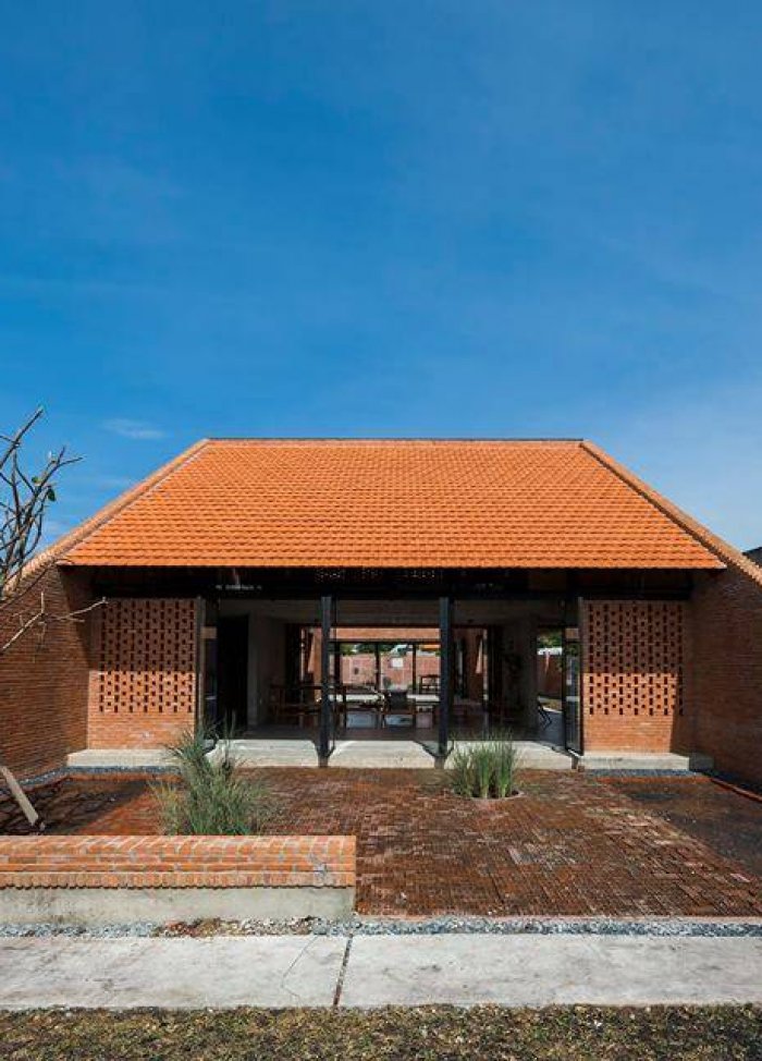 Long An House - Những viên gạch đỏ lửa - Tropical Space