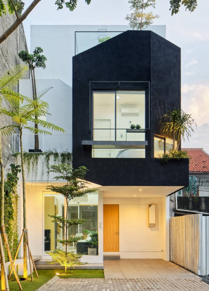 Nằm trên khu đất chỉ 60m2, Linaya House vẫn đầy đủ tiện nghi và còn có cả góc xanh quanh nhà