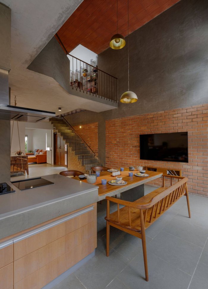 Ngôi nhà 325m2 với nội thất làm từ bê tông và gạch nung, thiết kế bếp mở thông với sân trong xanh mát