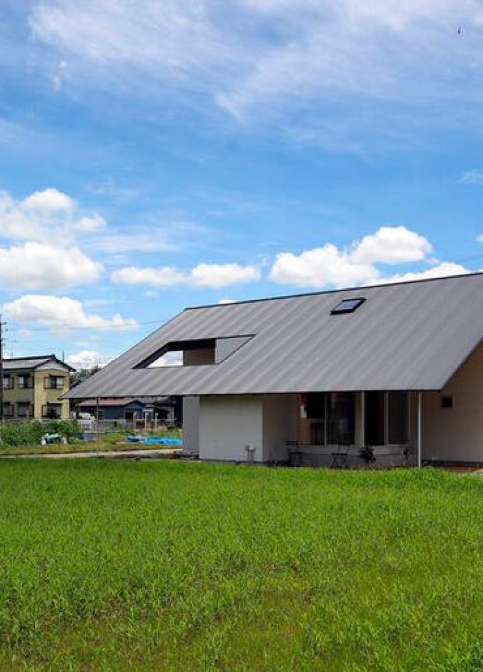 Ngôi nhà mở rộng mái hiên để hướng cuộc sống ra thiên nhiên ngoài trời