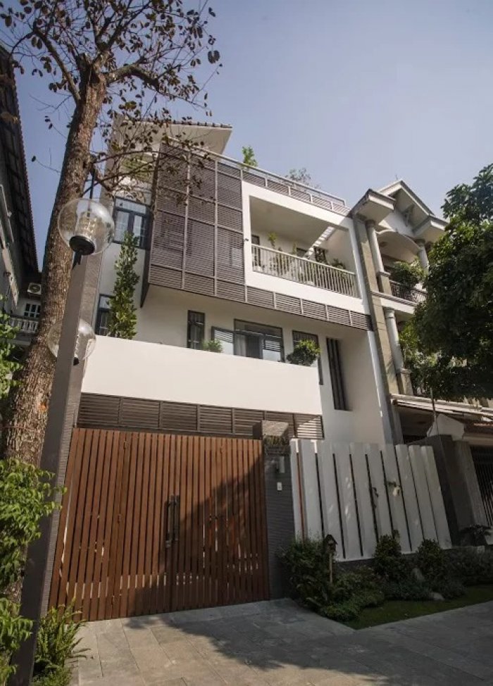 Ngôi nhà Sài Gòn xanh mát với vườn cây chuyển về từ nhà cũ