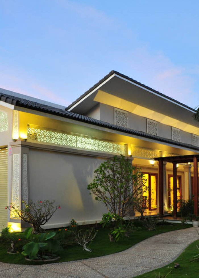 Nhà 1 tầng ở Trà Vinh dành hẳn 450m2 diện tích cho sân vườn xanh mướt, phần lớn hành lang đều ở ngoài trời