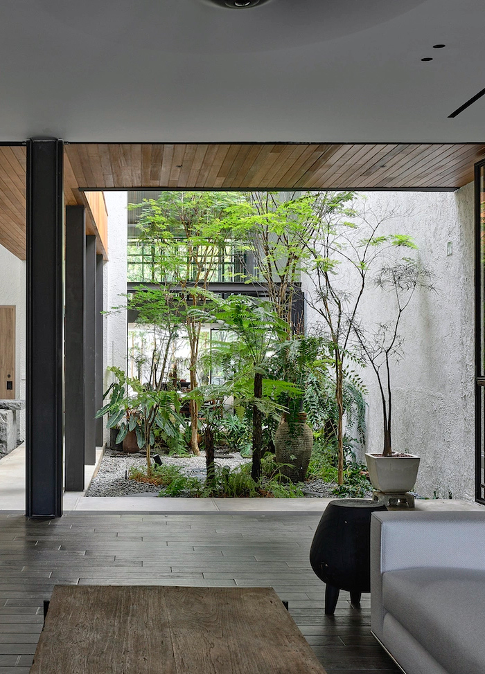 Nhà 4 tầng với không gian hướng nội ở Singapore