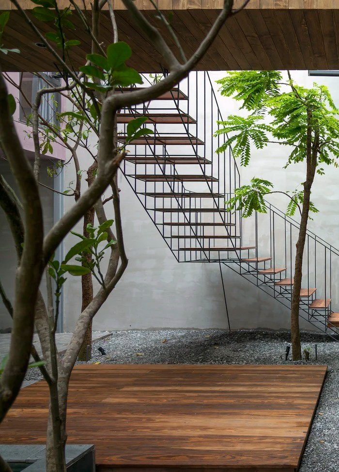 Nhà bằng thép tái chế dùng cây làm mặt tiền cản nắng nóng gây thương nhớ