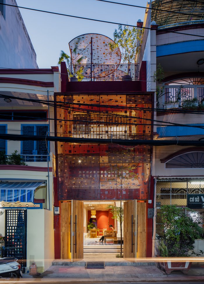 Nhà có mái bậc thang, bọc vỏ thép 190 m2 ở Bình Tân tặng mẹ sau 30 năm bà ở căn nhà cũ