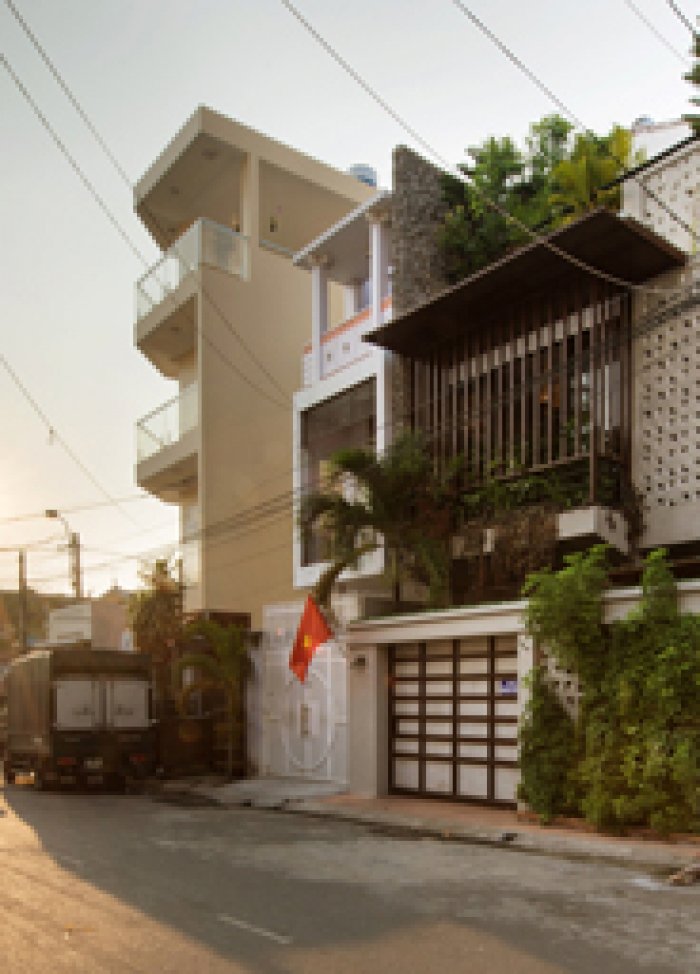 Nhà 280m² của vợ chồng trẻ ở Nha Trang nổi bật trên báo ngoại