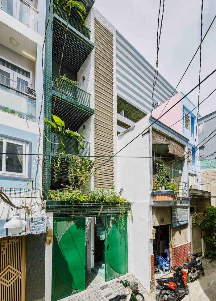 Nhà gần 35m2 nằm trong hẻm nhỏ, được thiết kế thoáng đãng của gia đình 5 người tại Sài Gòn