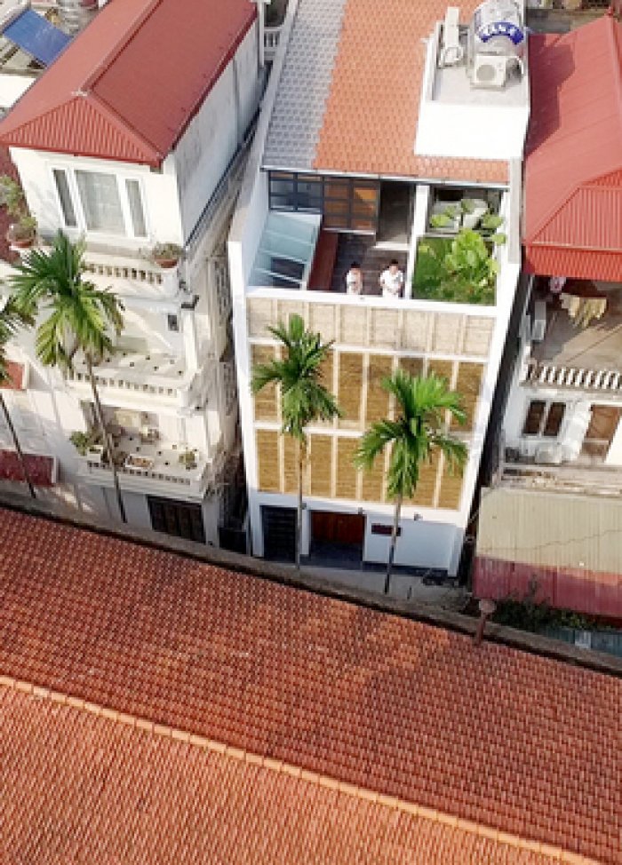 Ngôi nhà Hà Nội gây tò mò với hệ cửa sổ tre cao 8m