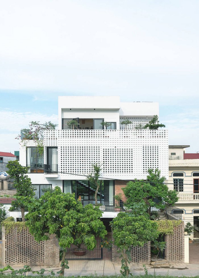Nhà ở Yên Nghĩa “hy sinh” tầng 1 để xử lý hạn chế nền thấp và giải quyết công năng sinh hoạt cho gia đình 8 người
