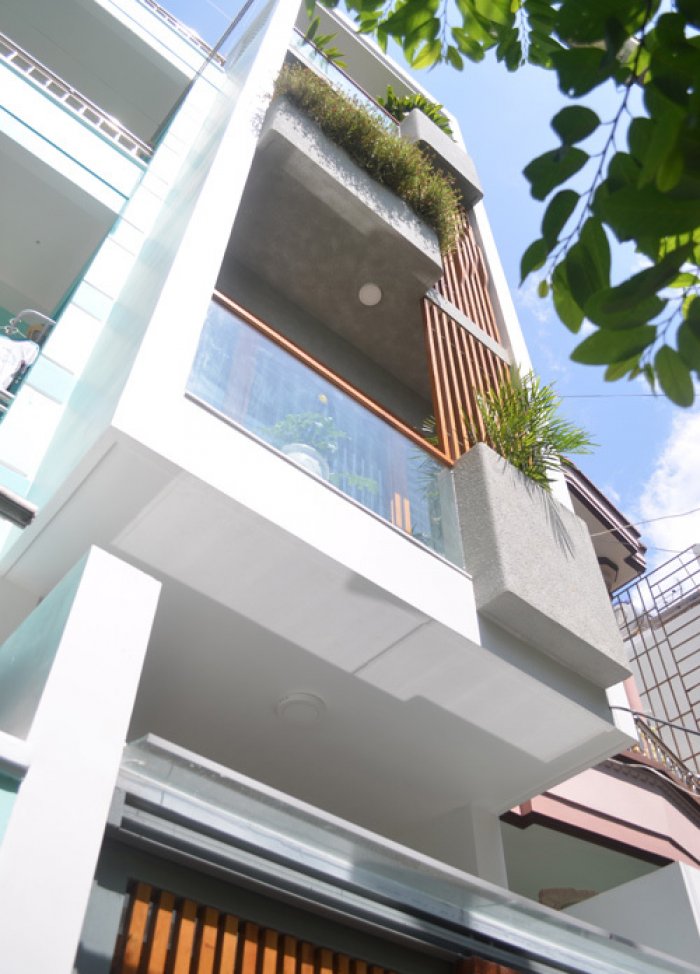 Nhà ống 40 m² khang trang dù tận dụng nội thất cũ