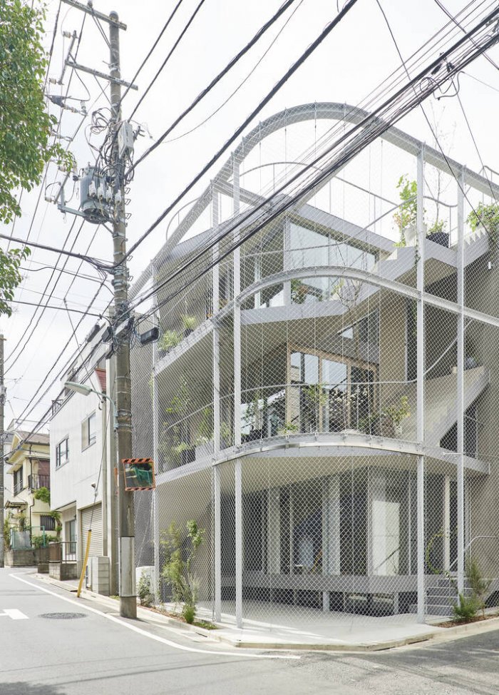 Nhà phố 3 tầng dành toàn bộ hành lang, sân thượng để trồng cây và hoa, sở hữu vẻ đẹp thay đổi theo mùa độc đáo
