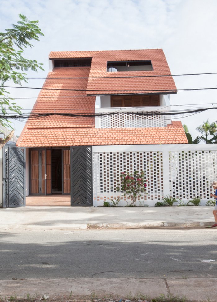 Nhà Sài Gòn ba tầng chỉ nhìn thấy mái, bước vô trong là 1 kiệt tác