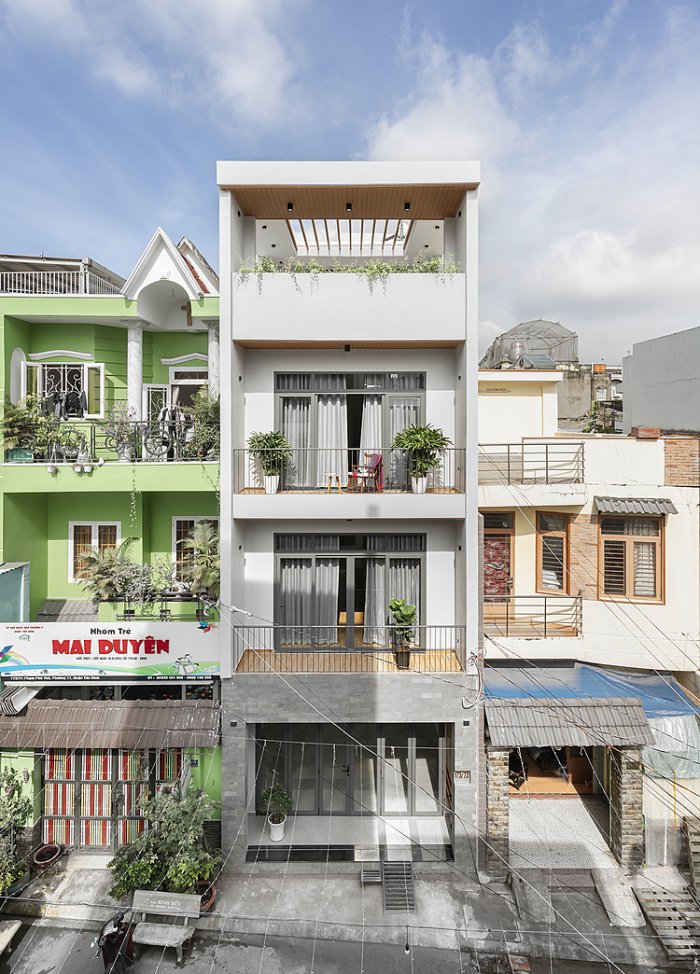 Nhà trong hẻm sáng, thoáng nhờ dịch chuyển cầu thang