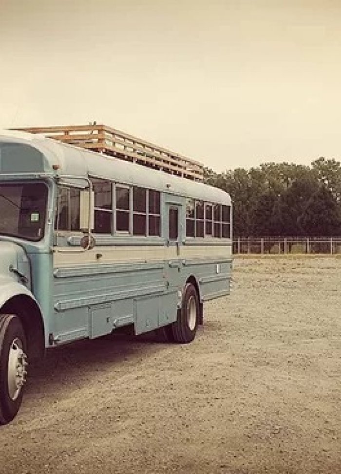 Chàng trai thay đổi cuộc đời khi biến xe bus thành nhà