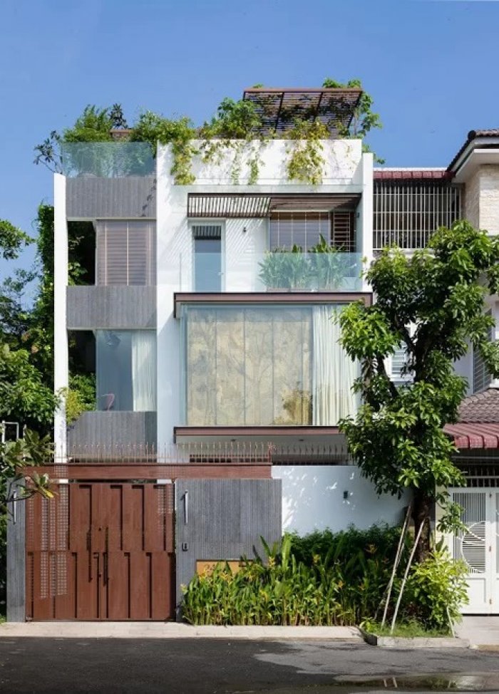Ngôi nhà ở Sài Gòn bình yên với hai hồ cá cảnh