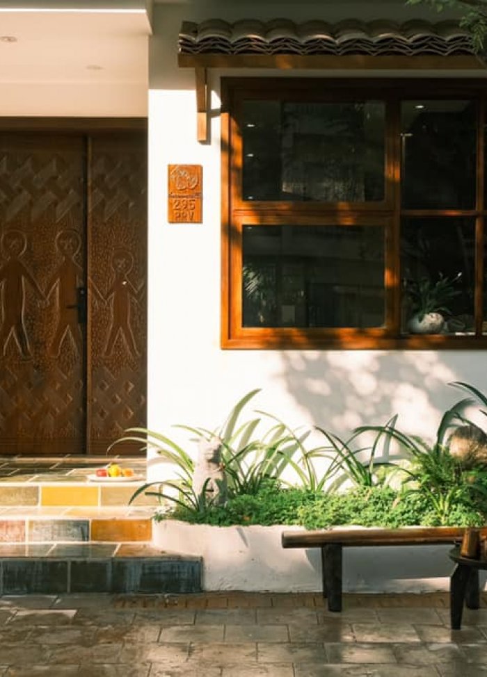 Ông chồng lấy gỗ cháy làm nhà cho vợ con