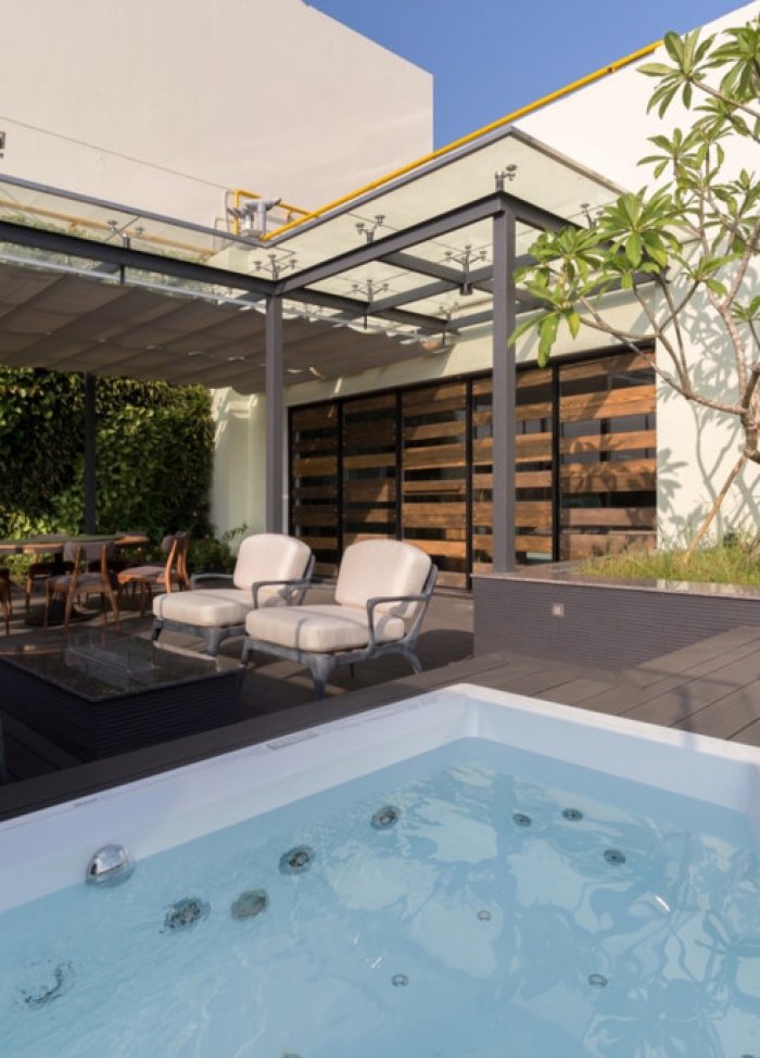 Penthouse sang trọng với phòng làm việc giấu sau tủ sách
