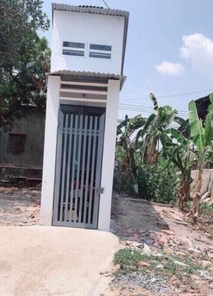 Phía trong ngôi nhà mỏng như lá lúa ở Đồng Nai: Được sắm sửa đầy đủ vật dụng, có đầy đủ phòng khách, nhà tắm, nhà vệ sinh