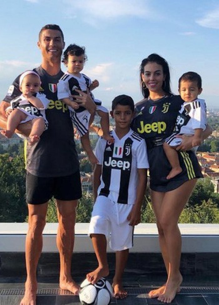 "Đột nhập" dinh thự trị giá 37 tỷ đồng mới tậu của Ronaldo