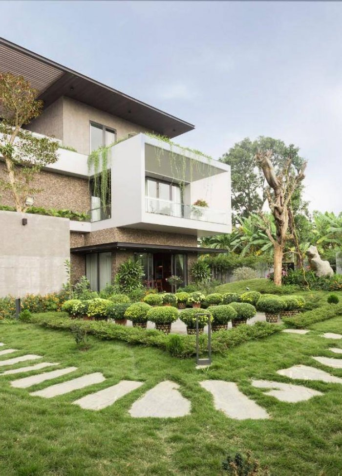Xa quê 20 năm để lập nghiệp, đôi vợ chồng về lại cố hương xây biệt thự, dành riêng 600m2 cho sân vườn xanh ngát